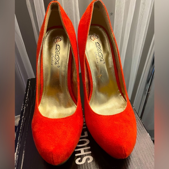 Moving Sale!! 2/$40 RARE Db Dk Pink Suede Stillettos with Gold platform Size 10M - Picture 3 of 8